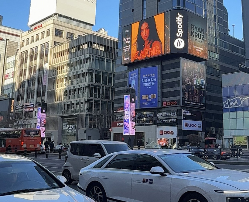 Projeto musical criado no Second Life aparece em billboard em Seul